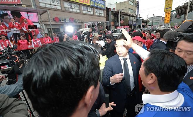 충남 공주에서 조우한 정청래와 장동혁 (공주=연합뉴스) 신현우 기자 = 더불어민주당 정청래 총괄상임선거대책위원장(앞)이 21일 충남 공주산성시장에서 민주당 박수현 충남도지사 후보와 김영빈 충남 공주·부여·청양 국회의원 보궐선거 후보 지원 유세를 마친 뒤 시장을 돌아보다 같은 시각 지원 유세 중이던 국민의힘 장동혁 상임선대위원장을 만나 손을 흔들며 인사하고 있다. 2026.5.21 nowwego@yna.co.kr