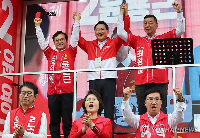 공주 산성시장 찾은 장동혁 상임선대위원장 (공주=연합뉴스) 이동해 기자 = 21일 국민의힘 장동혁 상임선거대책위원장이 충남 공주산성시장에서 윤용근 충남 공주·부여·청양 국회의원 보궐선거 후보와 최원철 공주시장 후보 등 지역 자치단체장 후보 지원 유세를 하고 있다. 2026.5.21 eastsea@yna.co.kr