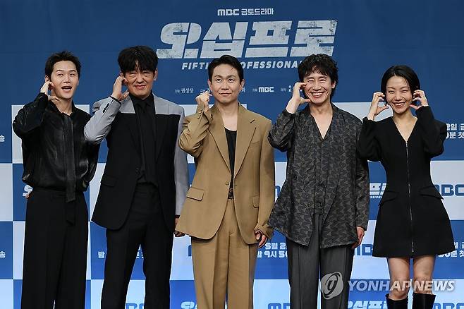 새 금토드라마 '오십프로' 제작발표회 (서울=연합뉴스) 류효림 기자 = 배우 이학주(왼쪽부터), 허성태, 오정세, 신하균, 김신록이 21일 서울 마포구 상암동 MBC에서 열린 새 금토드라마 '오십프로' 제작발표회에서 포즈를 취하고 있다. 2026.5.21 ryousanta@yna.co.kr