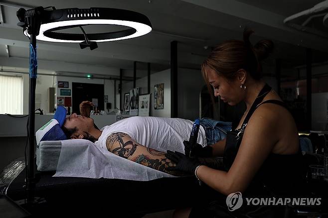 타투샵에서 작업 중인 타투이스트 [연합뉴스 자료사진]