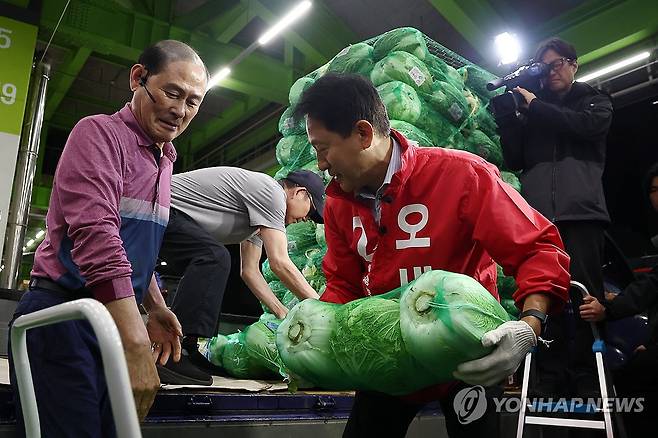 가락시장 찾은 오세훈 후보, 공식 선거운동 시작 (서울=연합뉴스) 윤동진 기자 = 국민의힘 오세훈 서울시장 후보가 21일 새벽 서울 가락동 농수산물도매시장을 찾아 공식 선거운동을 시작하고 있다. 2026.5.21 mon@yna.co.kr