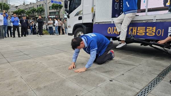 최현덕 남양주시장 후보가 “자리에 앉아 군림하는 시장이 아니라, 시민 여러분의 손과 발이 되어 땀 흘리는 진짜 ‘쓸모 있는 시장’이 되겠다”며  시민들에게 큰절을 하고 있다. 2026.5.21 /최현덕 후보 캠프 제공