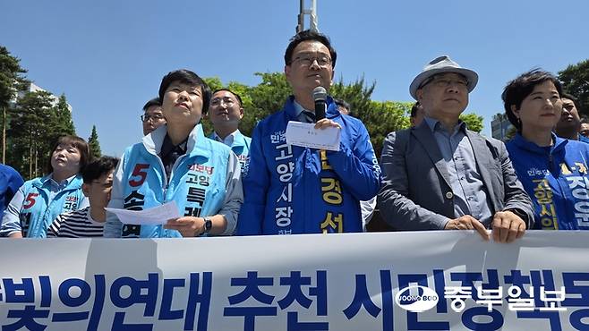 22일 오전 고양시 일산문화광장에서 '고양빛의연대 추천 시민정책동행후보 공동 출정기자회견'이 열린 가운데, 시민정책동행후보로 선정된 민경선 더불어민주당 고양시장 후보가 발언하고 있다. 김태훈 기자