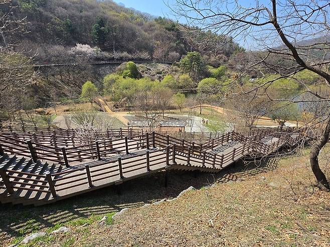 파주 마장호수 주차장 연결 데크 조성 사진. 파주시 제공