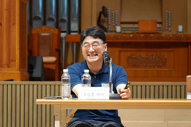 오승훈 박사(한국전자통신연구원·ETRI)가  5월 16일 한국목회상담협회 봄 학술대회에서 'AI와 목회상담: 지금 여기에서 인간의 마음과 영혼을 다시 묻다'를 주제로 첫 번째 주제강연을 하고 있다. (사진=한목협 제공)