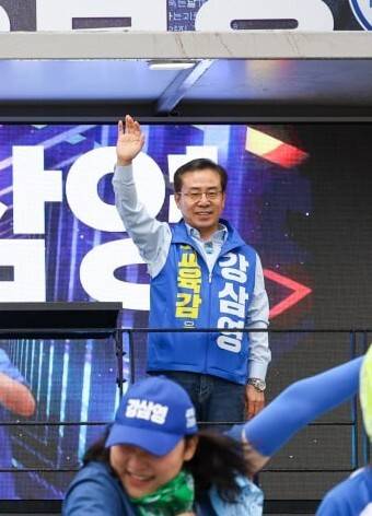 ◇강삼영 강원특별자치도교육감 후보. 강 후보는 21일 오전 7시 30분 춘천 로데오사거리서 출정식을 열고 첫 공식 선거운동에 돌입했다.