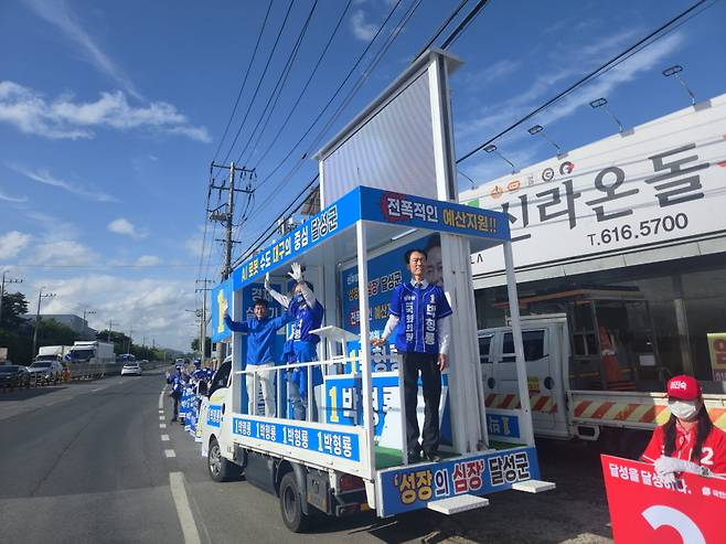 더불어민주당 박형룡 달성군 국회의원 보궐선거 후보가 지난 21일 달성군 다사읍 대실역 앞에서 출정식 열고 본격적인 선거운동에 나섰다. /박형룡 후보 캠프 제공