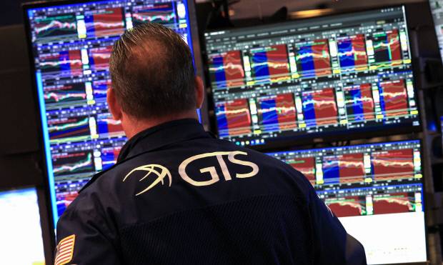 지난 19일, 뉴욕 증권거래소(NYSE)에서 한 트레이더가 거래를 하고 있다. 최근 증시 애널리스트들은 중동 전쟁 장기화로 유가가 높은 수준을 유지하면서 인플레이션 압력에 대한 우려가 커지고 있다고 지적했다. 연합뉴스