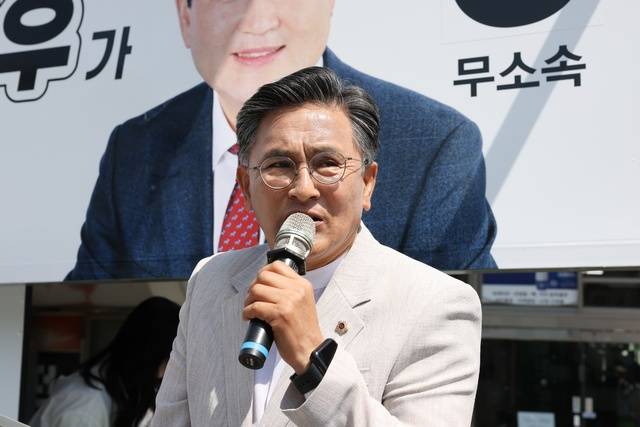 박성만 경북도의회 의장이 22일 봉화버스터미널 앞에서 열린 무소속 박만우 봉화군수 후보 출정식에서 연설을 하고 있다. 독자 제공