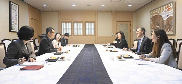 허장 재정경제부 차관이 5월 22일 서울 종로구 정부서울청사에서 유럽부흥은행(EBRD) 수석 부총재인 그렉 거옛(Greg Guyett)과 면담을 하고 있다. [사진=재정경제부]