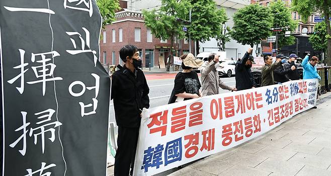 삼성전자 주주행동 실천본부가 21일 서울 용산구 이재용 삼성전자 회장 자택 인근에서 긴급조정권 발동 촉구 기자회견을 하고 있다. /사진: 연합뉴스