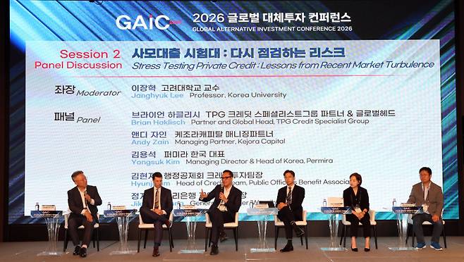 왼쪽부터 이장혁 고려대학교 교수와 브라이언 하클리시 TPG 크레딧 스페셜리스트그룹 파트너 & 글로벌 헤드, 앤디 자인 케조라캐피탈 매니징 파트너, 김용석 퍼미라 한국 대표, 김현지 행정공제회 크레딧투자팀장, 정지광 우리은행 기업금융팀장이 21일 서울 중구 더플라자호텔 그랜드볼룸에서 열린 '2026 글로벌 대체투자 컨퍼런스(GAIC)'에서 '사모대출 시험대:다시 점검하는 리스크'란 주제로 토론을 하고 있다. '2026 글로벌대체투자컨퍼런스'는 '사이클을 넘어: 구조적 변화에서 찾는 투자기회'를 주제로 인공지능(AI), 바이오테크, 사모대출 등 급변하는 투자 환경 속 핵심 자산군을 조망하기 위해 마련됐다.(사진=방인권 기자)