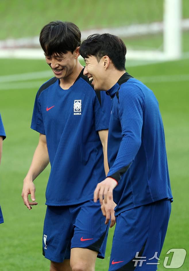 9일 서울 마포구 서울월드컵경기장에서 열린 대한민국 축구 국가대표팀 공개훈련에서 손흥민과 이재성이 대화하고 있다. 월드컵 본선행을 조기 확정한 홍명보호는 오는 10일 오후 서울월드컵경기장에서 쿠웨이트를 상대로 2026 국제축구연맹(FIFA) 북중미 월드컵 아시아 3차 예선 B조 조별리그 최종 10차전을 치른다. 2025.6.9 ⓒ 뉴스1 이승배 기자