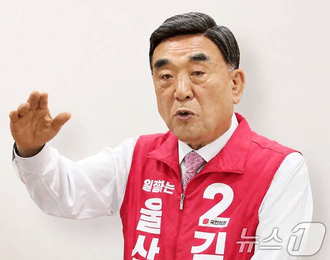 김두겸 국민의힘 울산시장 후보가 13일 울산시의회 프레스센터에서 기자회견을 하고 있다. 2026.5.13 ⓒ 뉴스1 조민주 기자