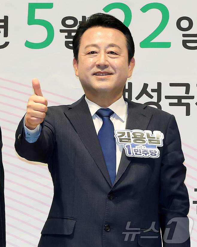김용남 더불어민주당 경기평택을 재보궐선거 후보가 22일 오후 경기 평택시 팽성국제교류센터에서 열린 6·3 국회의원 재보궐선거 언론사 주관 후보자 초청 토론회에 참석해 기념 촬영을 하고 있다. 2026.5.22 ⓒ 뉴스1 김진환 기자