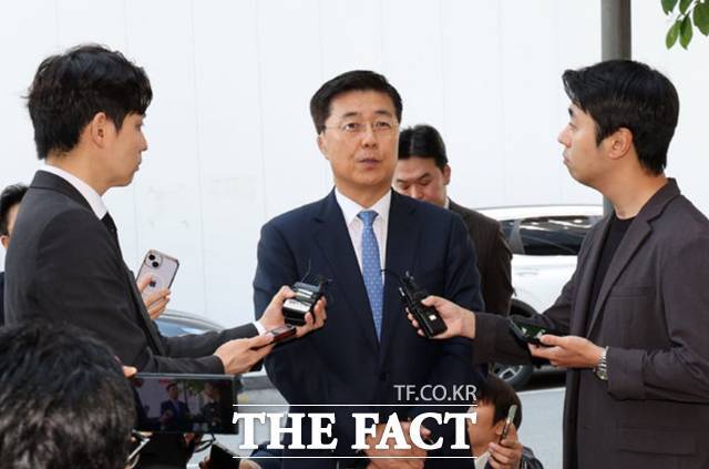 홍장원 전 국가정보원 제1차장이 22일 오전 경기 과천시 2차 종합특별검사팀(특별검사 권창영) 사무실에 피의자 신분으로 출석하기 전 취재진의 질문에 답하고 있다. 2026.05.22./뉴시스