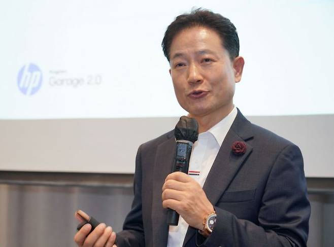 강용남 HP 코리아 대표가 21일 경기도 판교에서 열린 라운드테이블에서 HP와 한국 스타트업 생태계와의 협력 방향을 설명하고 있다. HP코리아.