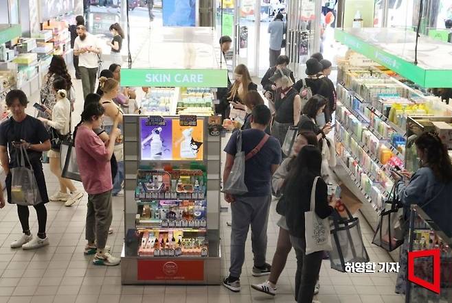 13일 서울 명동의 한 화장품 쇼핑몰에서 외국인이 대부분인 고객들이 화장품을 고르고 있다.  사진=허영한 기자 younghan@