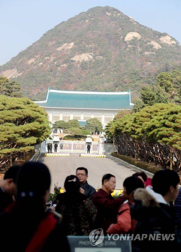 청와대 정문 앞에서 중국인 관광객이 관람하고 있다. 2016.11.17 연합뉴스