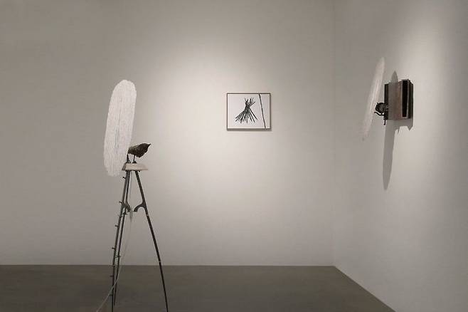 나점수 작가가 2017년 누크갤러리 2인전 ‘풍경의 두 면’에서 선보인 설치 작품. 기계 장치와 흰 부채꼴 구조, 벽면 그림자가 이번 아트부산 2026 신작 ‘향’과 닿아 있다. 누크갤러리