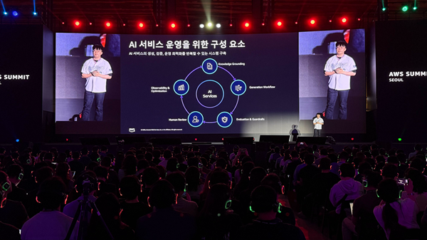 AWS 서밋 서울 2026에서 ‘생성형AI의 신뢰성 확보 전략 : 매경AX의 환각 통제 사례’ 주제로 발표 중인 스마일샤크 최병주 솔루션즈 아키텍트. 사진제공=스마일샤크