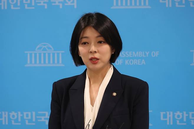 배현진 국민의힘 의원이 24일 서울 여의도 국회 소통관에서 취재진 질문에 답하고 있다. 2026.04.24. [서울=뉴시스]