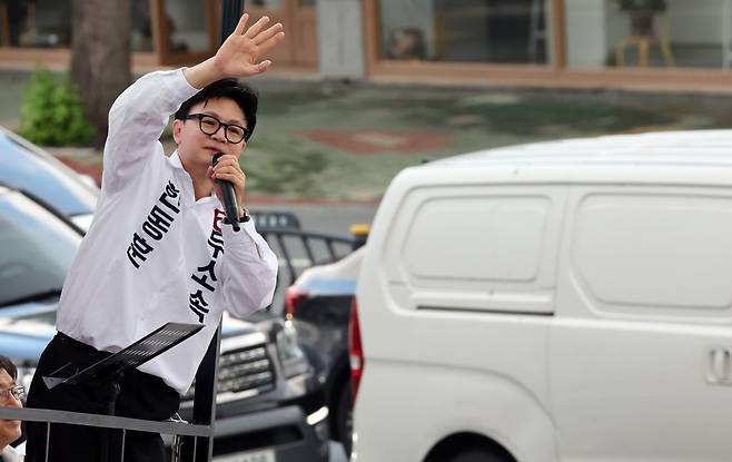 한동훈 부산 북구갑 국회의원 보궐선거 무소속 후보가 22일 오전 부산 북구 구남교차로에서 출근길 시민들에게 인사하며 지지를 호소하고 있다. 2026.05.22. [부산=뉴시스]