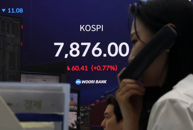 코스피가 7800선에서 등락하며 출발한 22일 서울 중구 우리은행 본점 딜링룸에서 직원들이 업무를 보고 있다. [연합뉴스]