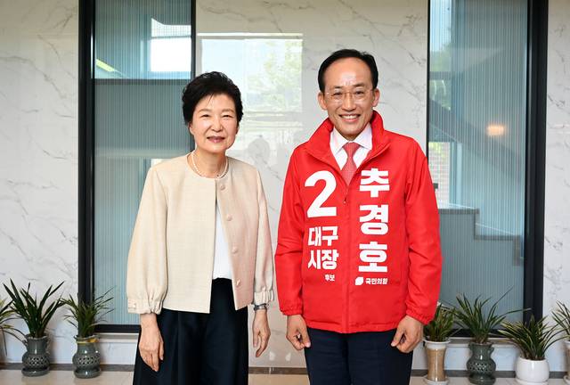 국민의힘 추경호 대구시장 예비후보가 4일 대구 달성군 박근혜 전 대통령 사저에서 박 전 대통령과 기념 촬영을 하고 있다.   [추경호 선거사무소 제공]