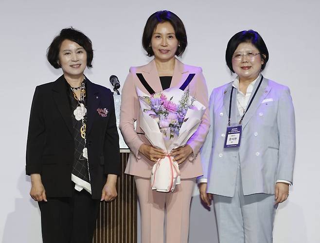 김혜경 여사가 21일 서울의 한 호텔에서 열린 숙명 창학 120주년 기념 전야제에서 자랑스러운 숙명인상을 수상한 뒤 기념촬영을 하고 있다. (청와대통신사진기자단) 2026.5.21/뉴스1