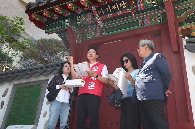 22일 낮 서울 성동구 아기씨당 앞에서 열린 ‘행당 7구역 아기씨굿당 피해주민 현장간담회’에서 오세훈 국민의힘 서울시장 후보가 발언하고 있다. 최현수 기자 emd@hani.co.kr