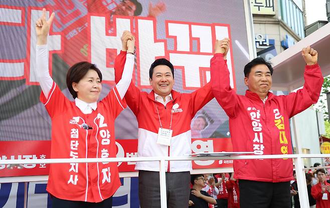 장동혁 국민의힘 상임선거대책위원장이 22일 경기 안양시 범계사거리에서 양향자 경기도지사 후보, 김대영 안양시장 후보와 손을 잡고 지지를 호소하고 있다. 연합뉴스