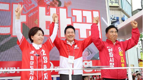 국민의힘 장동혁 상임선거대책위원장이 22일 경기 안양시 범계사거리에서 양향자 경기도지사 후보, 김대영 안양시장 후보와 지지를 호소하고 있다. [사진=연합뉴스]