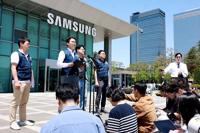 삼성전자 노사 임금협상 잠정합의안 찬반 투표가 시작되는 22일 수원 삼성전자 정문 앞에서 열린 임금교섭 장점협의안 관련 입장발표 기자회견에서 구정한 삼성전자 동행노조 사무국장이 성명서를 발표하고 있다.뉴스1