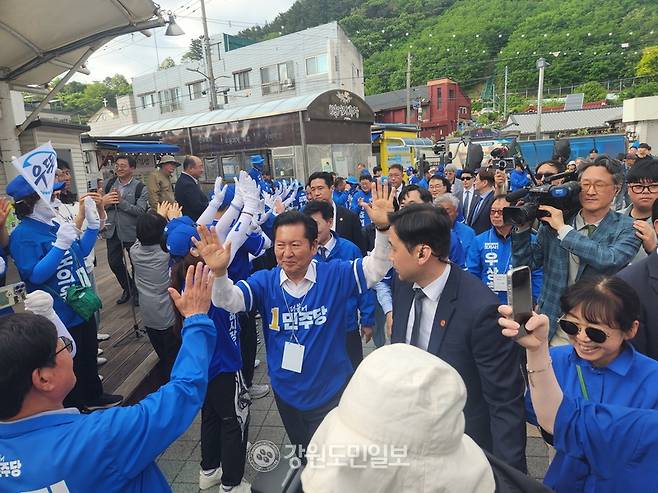 ▲ 정청래 민주당 대표는 22일 우상호 도지사 후보와 함께 동쪽바다중앙시장을 찾아 6·3 지방선거에 나서는 동해지역 시장, 도·시의원 후보자들을 위한 지원유세에 나섰다. 김우열 기자