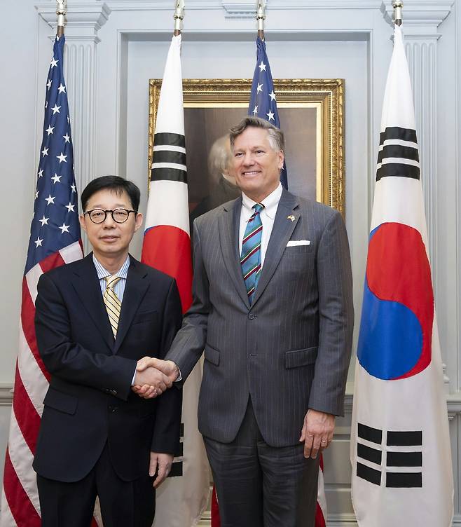 박윤주 외교부 제1차관이 지난 20일(현지시간) 미국 워싱턴에서 열린 한·미 외교차관 회담에 앞서 크리스토퍼 랜도 국무부 부장관과 악수하고 있다. 외교부 제공