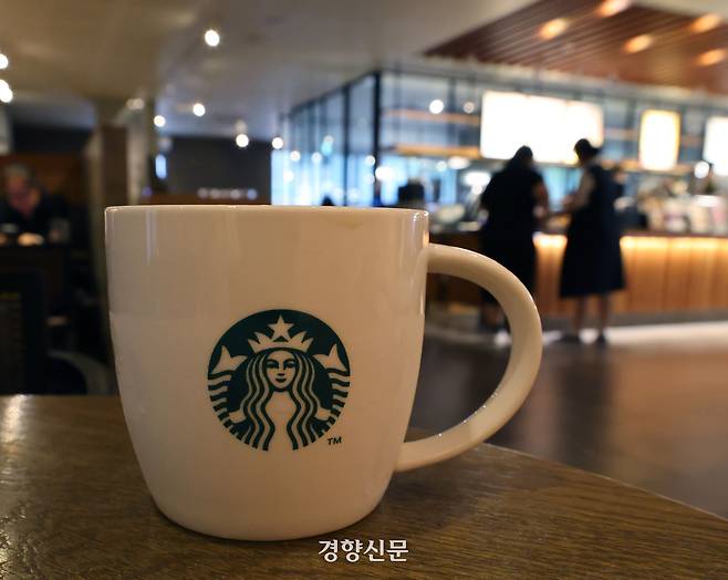 신세계그룹 계열사 스타벅스코리아가 5.18민주화운동 기념일에 펼친 ‘탱크데이’ 이벤트 관련 논란이 커지고 있는 가운데 19일 고객들이 서울 시내 한 스타벅스 매장을 이용하고 있다.  강윤중 기자