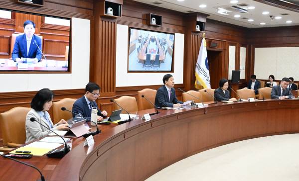 22일 정부서울청사에서 구윤철(왼쪽에서 세 번째) 부총리 겸 재정경제부(재경부) 장관 주재로 ‘국가창업시대 전략회의’가 진행되고 있다. 재경부 제공