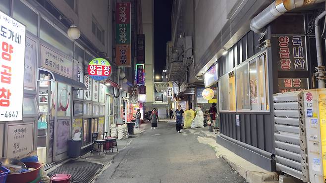 Yang Gopchang Alley located near Jagalchi Market [WOO JI-WON]