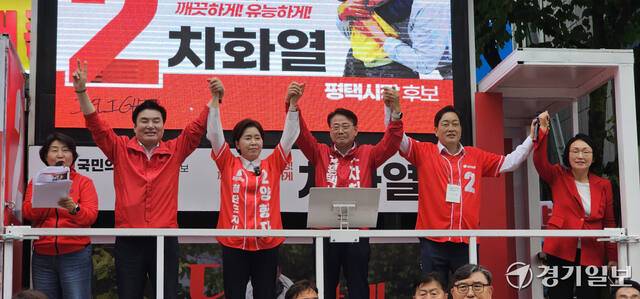 지난 21일 국민의힘 차화열 평택시장 후보(왼쪽 네 번째)가 송탄출장소 앞 사거리 인근에서 열린 출정식 현장에서 (왼쪽부터) 원유철 전 국회의원, 양향자 경기도지사 후보, 김선교 경기도당 위원장, 한무경 평택갑 당협위원장과 함께 경제·안보도시 평택을 전면에 내세우며 지지를 호소하고 있다. 윤동현기자