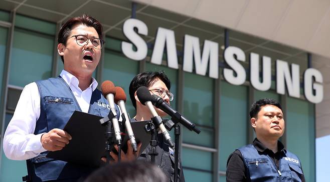 삼성전자 노사 임금협상 잠정합의안 찬반 투표가 시작되는 22일 오후 경기 수원시 삼성전자 정문 앞에서 디바이스경험(DX) 부문 직원들이 주축이 된 삼성전자 노동조합 동행(동행노조) 집행부가 잠정합의안 및 찬반투표 참여 범위에 대한 입장을 밝히고 있다. 2026.5.22 / 사진=연합뉴스