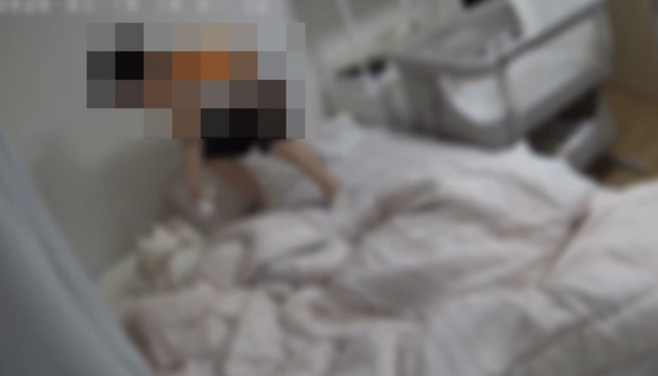 피해 영아의 어머니가 공개한 홈캠 캡처본. 첫째 아이의 친구가 생후 70일 신생아를 학대하고 있는 모습. [SNS 캡처]