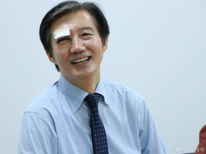 [서울=뉴시스] 조성봉 기자= 경기 평택시을 국회의원 재선거에 출마한 조국 조국혁신당 후보가 13일 오른쪽 눈에 멍이 든 사진을 SNS에 공개했다. 조 후보는 "어제 일정 중 이마를 문에 세게 부딪히는 작은 사고가 났다"고 밝혔다. (사진=조국혁신당 제공) 2026.05.13. photo@newsis.com  *재판매 및 DB 금지 /사진=조성봉