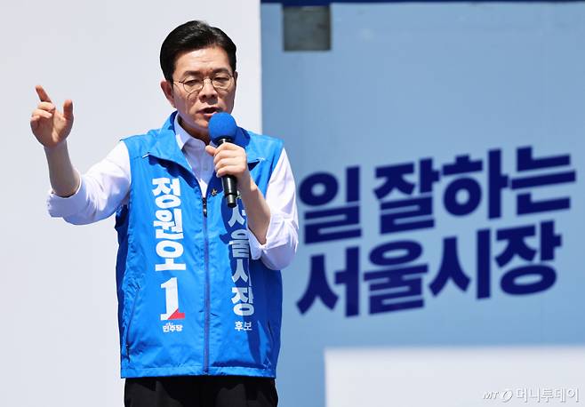 (서울=뉴스1) 오대일 기자 = 정원오 더불어민주당 서울시장 후보가 22일 오후 서울 노원구 롯데백화점 앞 광장에서 열린 집중유세에서 지지를 호소하고 있다. 2026.5.22/뉴스1  Copyright (C) 뉴스1. All rights reserved. 무단 전재 및 재배포,  AI학습 이용 금지. /사진=(서울=뉴스1) 오대일 기자