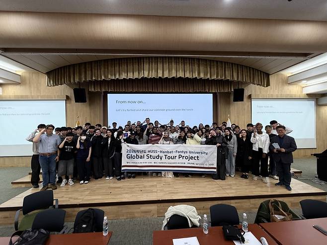 국립한밭대-폰티스대 공동 수업에 참여한 학생들과 교수진이 기념촬영을 하고 있다.