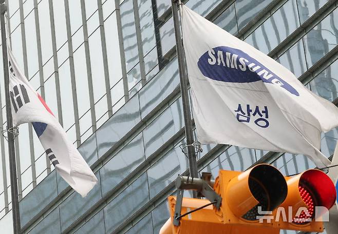 [서울=뉴시스] 최진석 기자 = 지난 20일 서울 서초구 삼성전자 서초사옥에 삼성기가 펄럭이고 있다. 2026.05.20. myjs@newsis.com