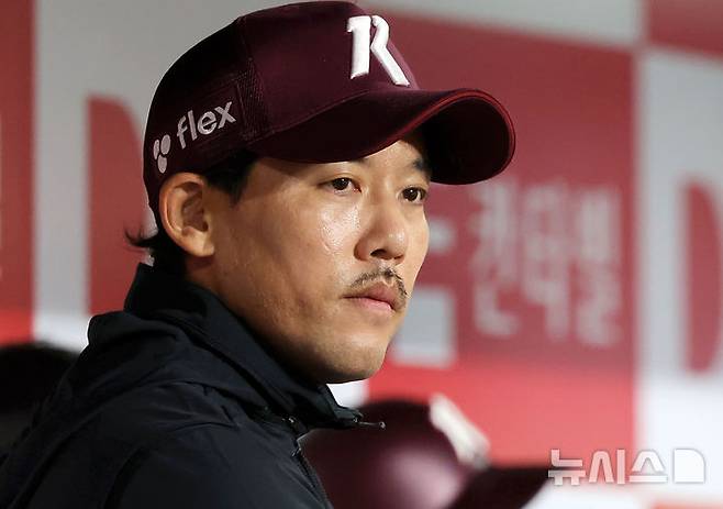 [서울=뉴시스] 홍효식 기자 = 키움 히어로즈 플레잉코치로 선임된 외야수 이용규가 18일 서울 구로구 고척스카이돔에서 열린 2025 KBO리그 kt 위즈와 키움 히어로즈의 경기를 지켜보고 있다. 2025.04.18. yesphoto@newsis.com