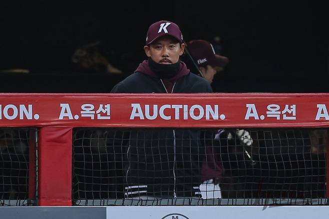 [서울=뉴시스] 프로야구 키움 히어로즈 이용규가 2일 인천 SSG랜더스필드에서 열린 2026 신한 쏠 KBO리그 SSG 랜더스와의 경기를 지켜보고 있다. (사진=키움 히어로즈 제공) 2026.04.02. *재판매 및 DB 금지
