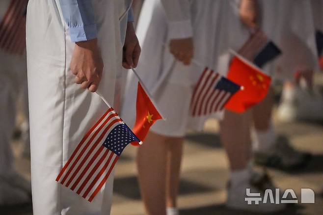 [베이징=AP/뉴시스] 중국 어린이들이 양국 국기를 들고 서 있다. (기사와 직접 관련이 없습니다.) 2026.05.14. photo@newsis.com