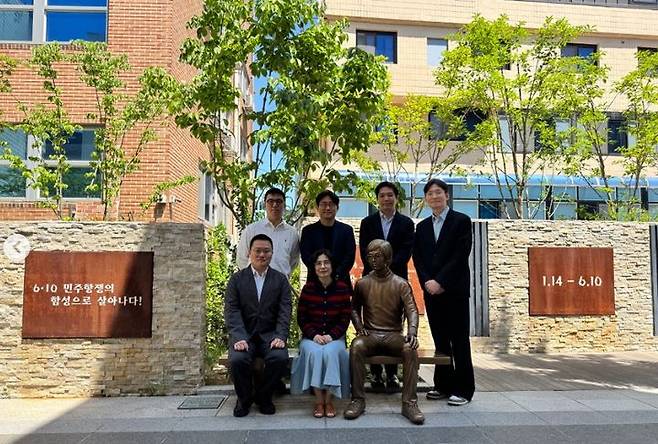 [서울=뉴시스] 조만호(앞줄 왼쪽) 대표와 조남성(왼쪽에서 두번째) 대표 등 무신사 임원진이 박종철센터를 찾은 모습. (사진=박종철센터 SNS 갈무리) 2026.05.22. photo@newsis.com  *재판매 및 DB 금지